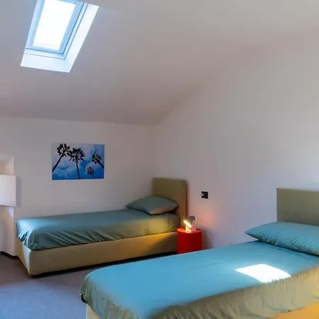 Casa Cometa Designer Attic מנאג'יו